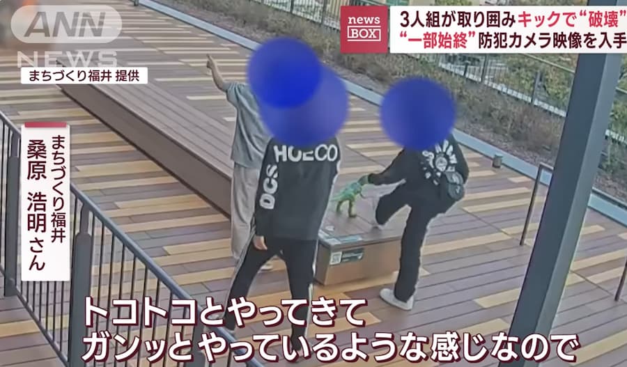 福井駅にある総額1億円の恐竜モニュメント、少年3人組が何度もキックして破壊してしまう