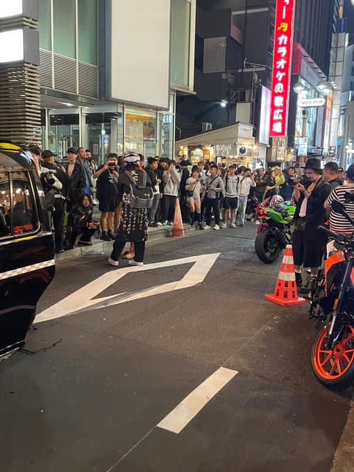 渋谷ハロウィンでバイクが無茶なウィリー走行をして、目の前のタクシーに突っ込んでパンパーと後部ガラスを破壊【動画有】