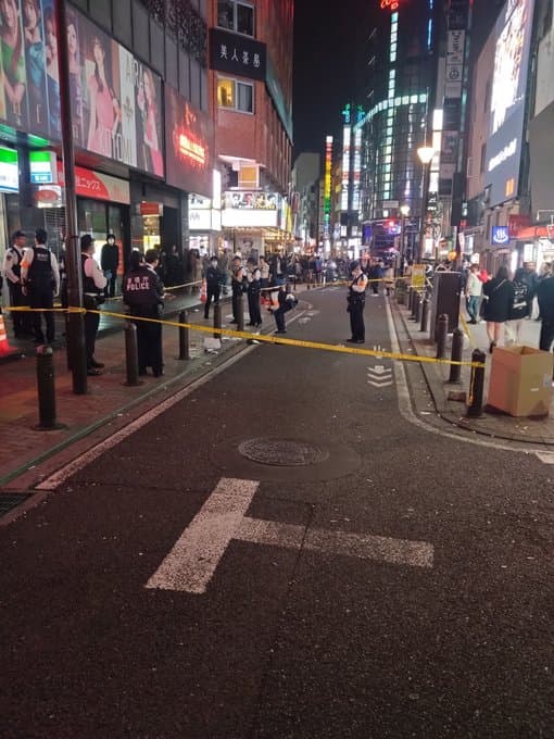 新宿歌舞伎町の花道通りでホストがカッターで刺される、20代の女を現行犯逮捕