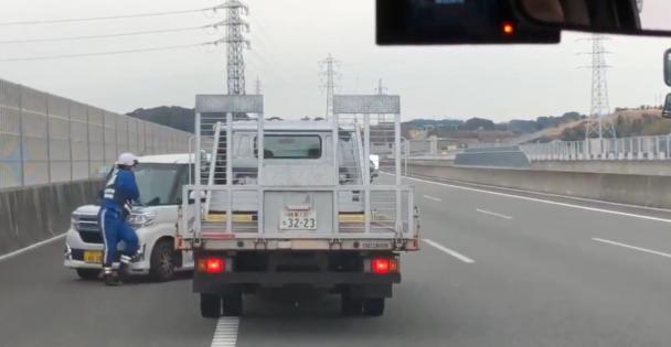 新東名高速道路で、高齢者の運転する車がまさかの逆走、交通機動隊の命令も無視し轢いてしまう・・・【動画有】