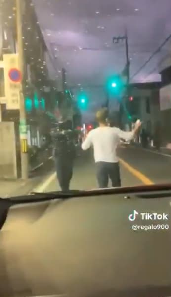 警察官を車のボンネットに乗せ200メートル走行した中坂桂樹と松田昌則を殺人未遂で逮捕！警察官は拳銃を抜いて警告！【動画有】